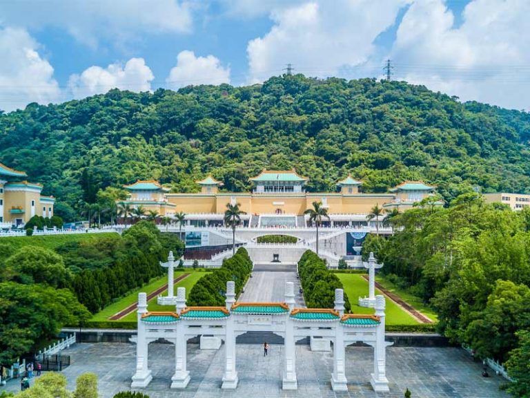 พิพิธภัณฑสถานแห่งชาติไต้หวันตั้งตระหง่านอยู่หน้าหุบเขาและพื้นที่สีเขียวอันกว้างขวาง