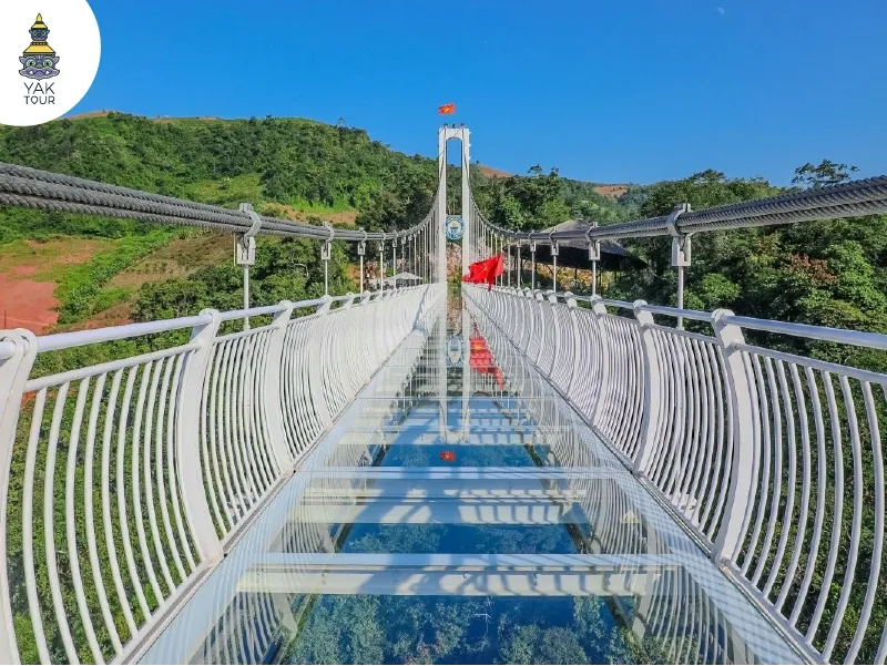 สะพานกระจกบาจลอง (Bach Long Glass Bridge) ที่ทอดยาวข้ามหุบเขาและเลาะเลียบหน้าผาสูงชันท่ามกลางป่าไม้อันอุดมสมบูรณ์ในเมืองหมกโจว