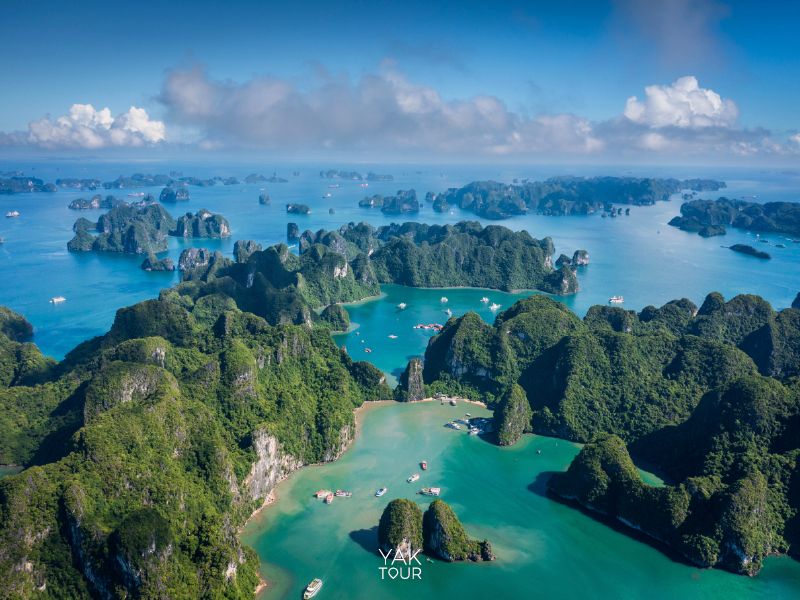 ชมบรรยากาศอ่าวฮาลอง สัมผัสความมหัศจรรย์ของภูเขาหินปูนกลางน้ำ มรดกโลกทางธรรมชาติในอ่าวตังเกี๋ย