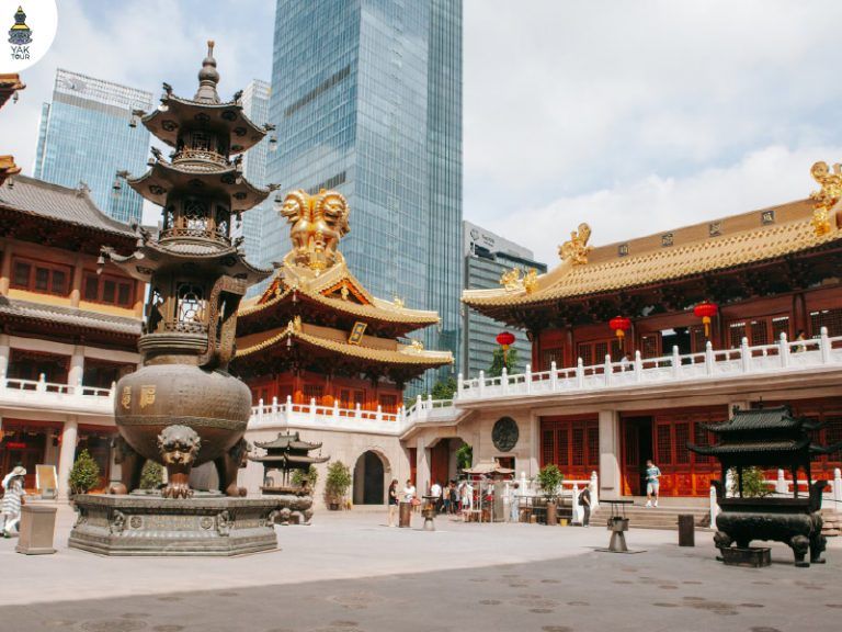สถาปัตยกรรมวัดจิ้งอัน (Jing'an Temple) หลังคาสีทองตั้งตระหง่านตัดกับตึกสูงระฟ้าใจกลางย่านธุรกิจ