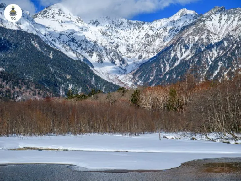 วิวเทือกเขาแอลป์ญี่ปุ่นและทุ่งหญ้าที่ถูกปกคลุมด้วยหิมะหนาทึบในช่วงฤดูหนาว พื้นที่อุทยานปิดทำการเพื่อฟื้นฟูธรรมชาติ