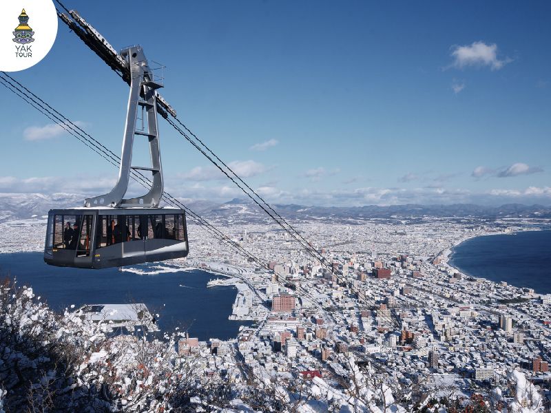 วิวกลางคืนฮาโกดาเตะฤดูหนาว เมืองท่าฮอกไกโดคลุมหิมะ