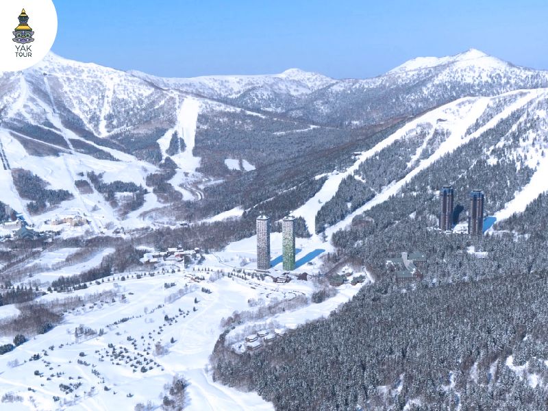 ภาพมุมกว้างของโทมามุ สกีรีสอร์ต ในฤดูหนาว