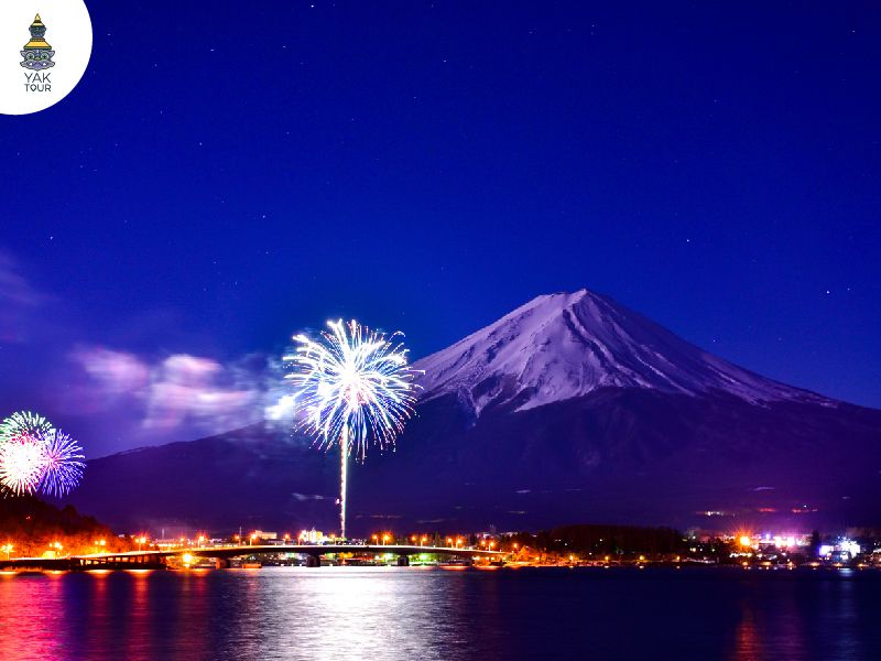 ทะเลสาบคาวากุจิโกะฤดูหนาว วิวภูเขาไฟฟูจิคลุมหิมะ