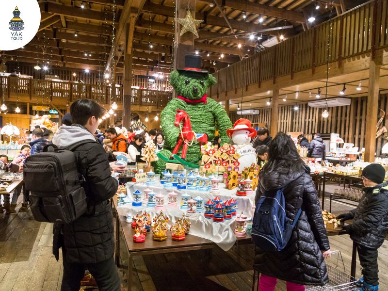 ผู้คนเลือกซื้อกล่องดนตรี ของฝากยอดฮิตในฮอกไกโด