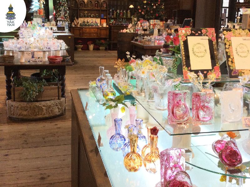 เครื่องแก้วสวยวางอยู่ในชั้นวาง ของฝากฮอกไกโด