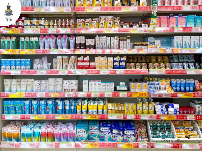 ชั้นวางเครื่องสำอางและสกินแคร์ในร้านขายยา ฮอกไกโด