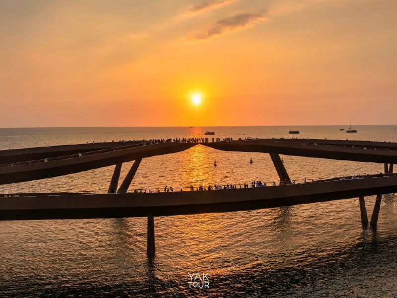 บรรยากาศเงาสะท้อนของพระอาทิตย์บนผิวน้ำและทางเดินสะพานจูบแลนด์มาร์คใหม่แห่งเกาะฟูก๊วก