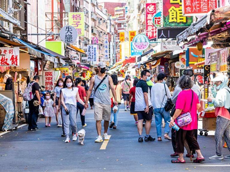 บรรยากาศความคึกคักของถนนคนเดินตั้นสุ่ยที่เต็มไปด้วยร้านค้าและอาหารท้องถิ่นริมทาง ที่เที่ยวไต้หวันยอดฮิต