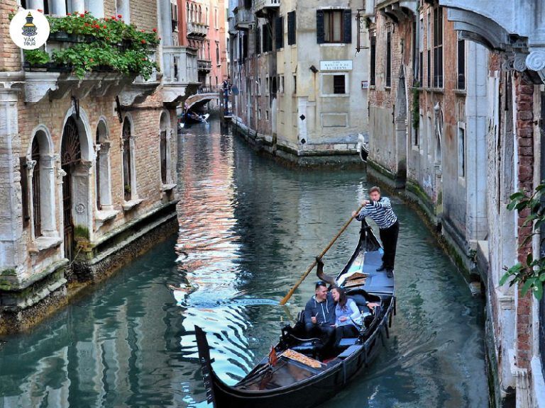 การล่องเรือกอนโดลาชมสถาปัตยกรรมเก่าแก่ริมคลองในเมืองเวนิส อิตาลี