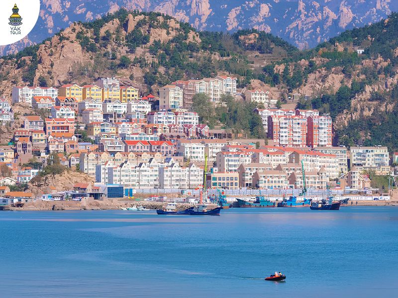 ซาจื่อโข่ว (Shazi Kou) หมู่บ้านสีสันสดใสที่ตั้งเรียงรายลดหลั่นกันไปตามเนินเขา เมืองชิงเต่า