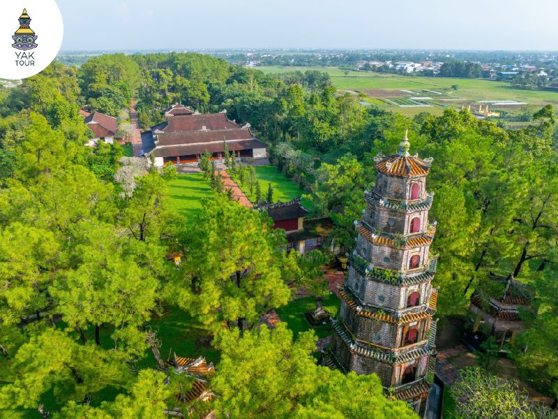 เจดีย์ทรงแปดเหลี่ยมโบราณสูง 7 ชั้น วัดเทียนมู่ สัญลักษณ์สำคัญของเมืองเว้ ตั้งตระหง่านท่ามกลางบรรยากาศเงียบสงบและร่มรื่นด้วยต้นไม้