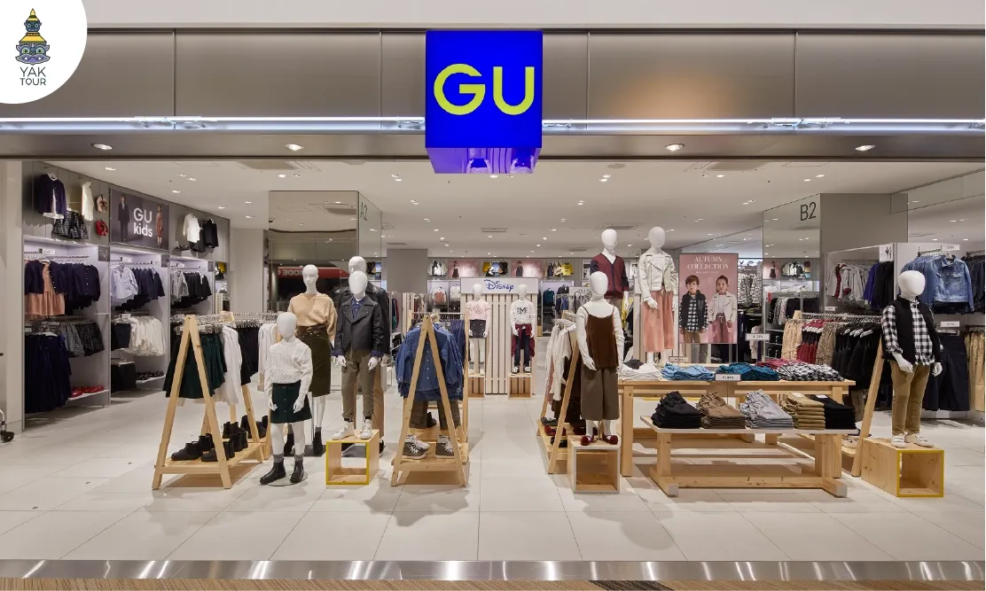 หน้าร้านเสื้อผ้าแฟชั่นแบรนด์ GU ยอดนิยมในห้างสรรพสินค้าชั้นนำที่ประเทศญี่ปุ่น