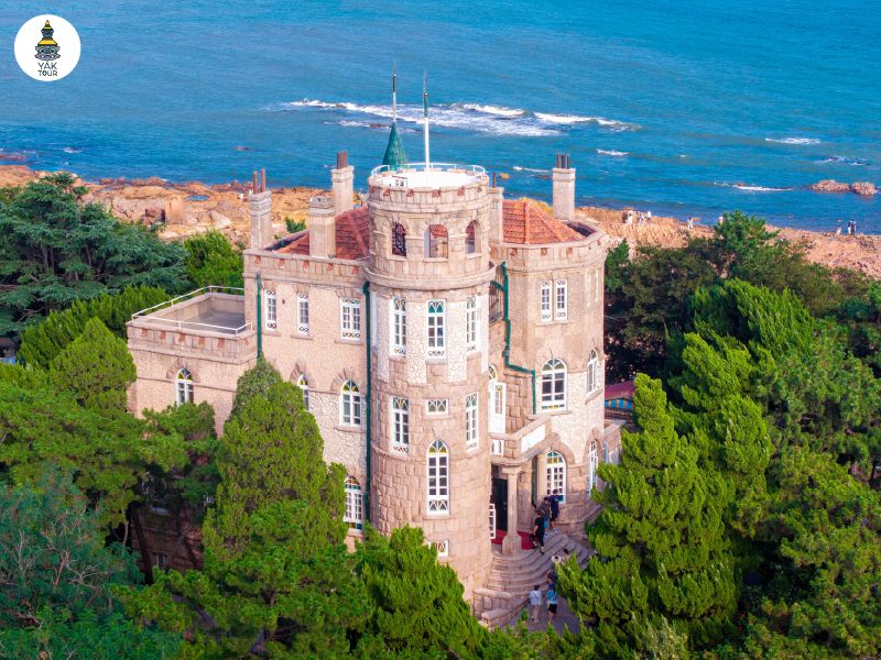 สถาปัตยกรรมสไตล์เยอรมันและตึกเก่าหลังคาสีแดงในเมืองชิงเต่า ประเทศจีน