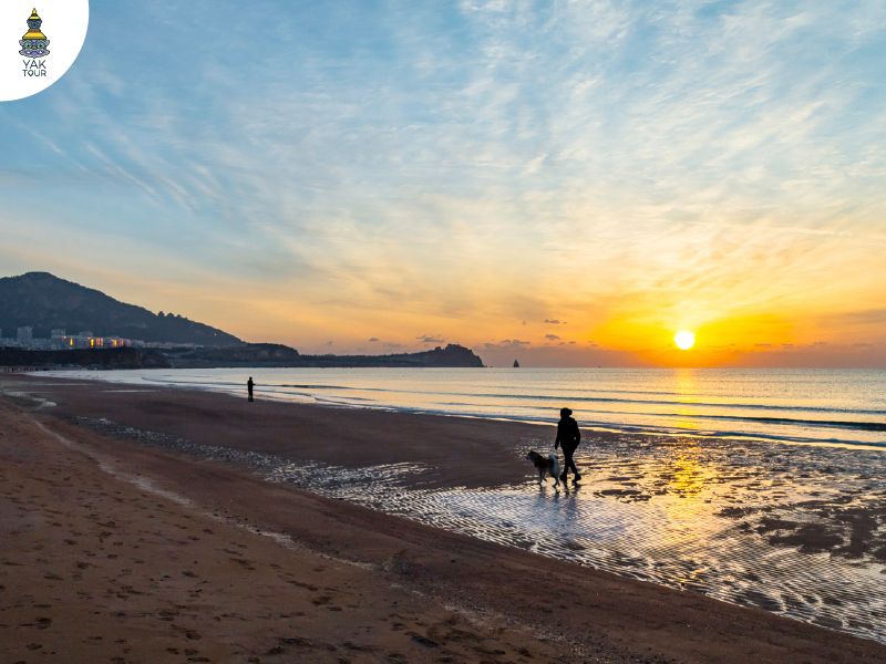 หาดฉือเหล่าเริน ชายหาดที่สวยที่สุดและกว้างใหญ่ที่สุดในเมือง 