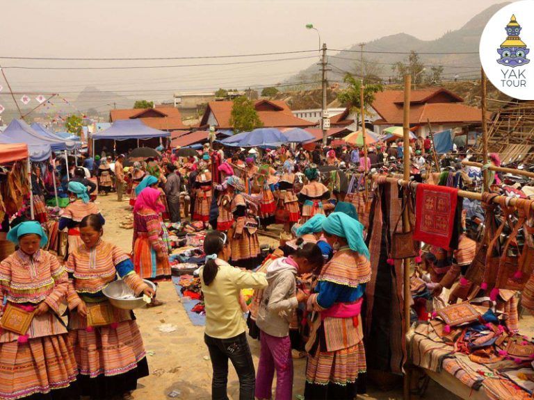 บรรยากาศความคึกคักของตลาดเมืองซาปาที่มีชาวไทยภูเขาในชุดพื้นเมืองนั่งจำหน่ายสินค้าและผ้าทอ สะท้อนวิถีชีวิตการค้าขายของชาวบ้านแบบดั้งเดิม