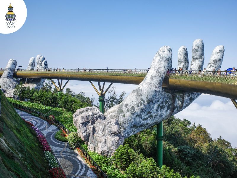ที่เที่ยวเวียดนามกลางยอดฮิต สะพานสีทอง Golden Bridge บนอุ้งมือหินยักษ์ ท่ามกลางวิวภูเขาและทะเลหมอกของบาน่าฮิลล์