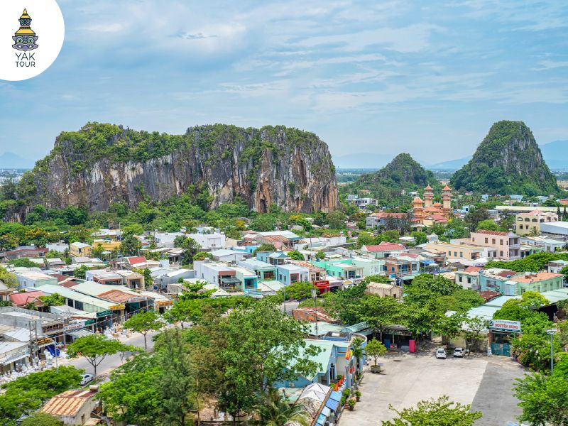 วิวมุมสูงของกลุ่มภูเขาหินอ่อน ภูเขาหินปูนขนาดใหญ่ที่ตั้งตระหง่านอยู่ริมชายฝั่งดานัง