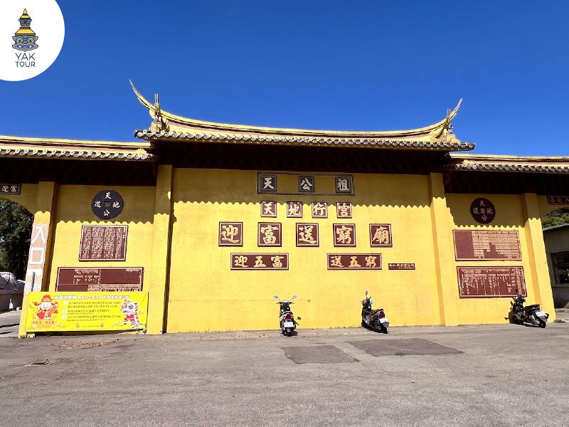 อาคารสีเหลืองโดดเด่นบริเวณหน้าวัดต้าซี เถาหยวน สถานที่มูเตลูชื่อดังของไต้หวัน