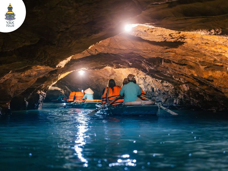 นั่งเรือพายลอดผ่านถ้ำหินปูนในตามก๊ก (Tam Coc) เมืองนิงห์บิงห์ สัมผัสบรรยากาศลึกลับและสวยงามภายในโถงถ้ำที่มีน้ำใสสะท้อนแสงไฟ