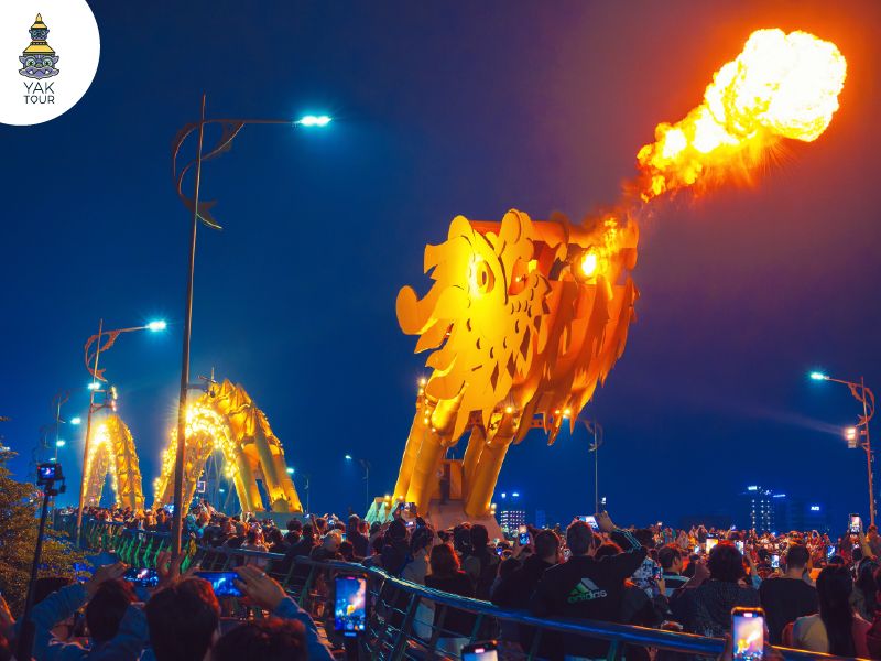 สะพานมังกรสีเหลืองทองพ่นไฟในยามค่ำคืน สัญลักษณ์แห่งเมืองดานัง จุดเช็กอินยอดฮิตของทริป เที่ยวเวียดนามกลาง