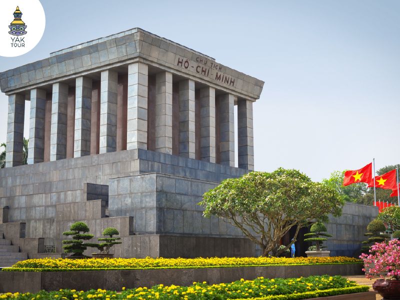 อาคารสุสานโฮจิมินห์ (Ho Chi Minh Mausoleum) สถาปัตยกรรมหินอ่อนสีเทาตั้งตระหง่าน รายล้อมด้วยสวนดอกไม้และต้นไม้ตัดแต่ง ณ จัตุรัสบาดิงห์ กรุงฮานอย
