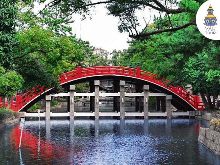สะพานโซริฮาชิสีแดงในศาลเจ้าสุมิโยชิ โอซาก้า ญี่ปุ่น