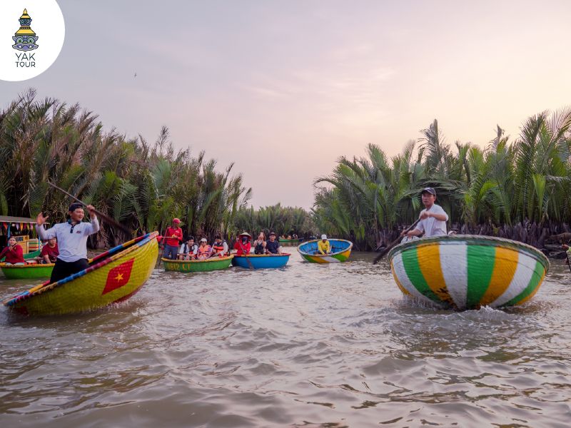 กิจกรรมนั่งเรือกระด้งรูปทรงกลมสีสันสดใส ล่องไปตามแนวป่ามะพร้าวพร้อมการแสดงพายเรือสุดเร้าใจในหมู่บ้านกั๊มทาน