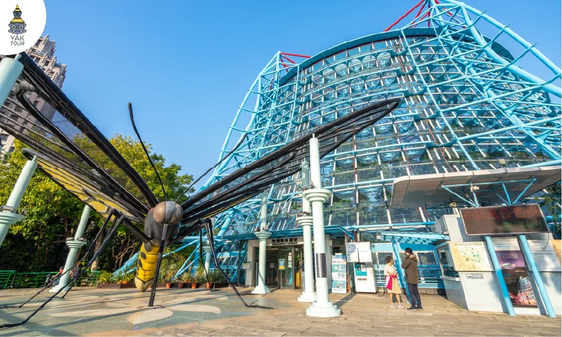 พิพิธภัณฑ์วิทยาศาสตร์ธรรมชาติแห่งชาติ ไถจง อาคารแก้วทรงทันสมัยพร้อมโมเดลแมลงปอยักษ์ด้านหน้า