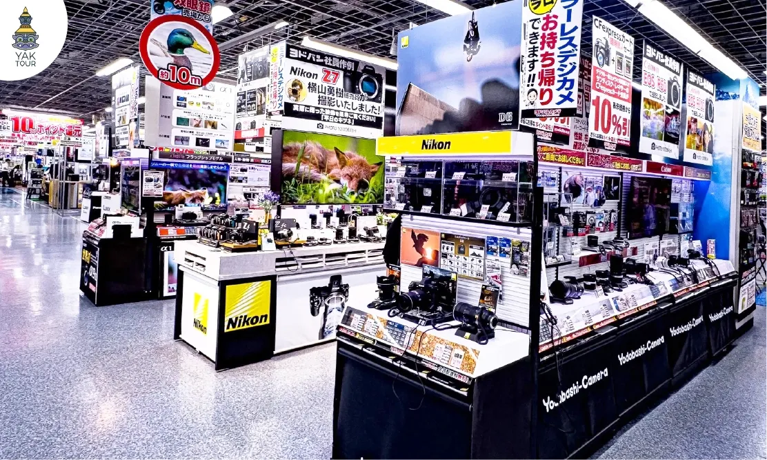  แผนกกล้องถ่ายรูปและอุปกรณ์อิเล็กทรอนิกส์ในห้าง Yodobashi Camera ประเทศญี่ปุ่น