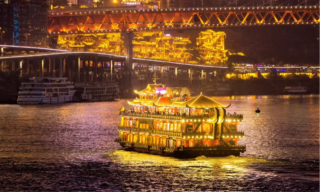 เรือสำราญประดับไฟสีทองล่องผ่านหงหยาต้งและสะพานข้ามแม่น้ำแยงซีเกียง