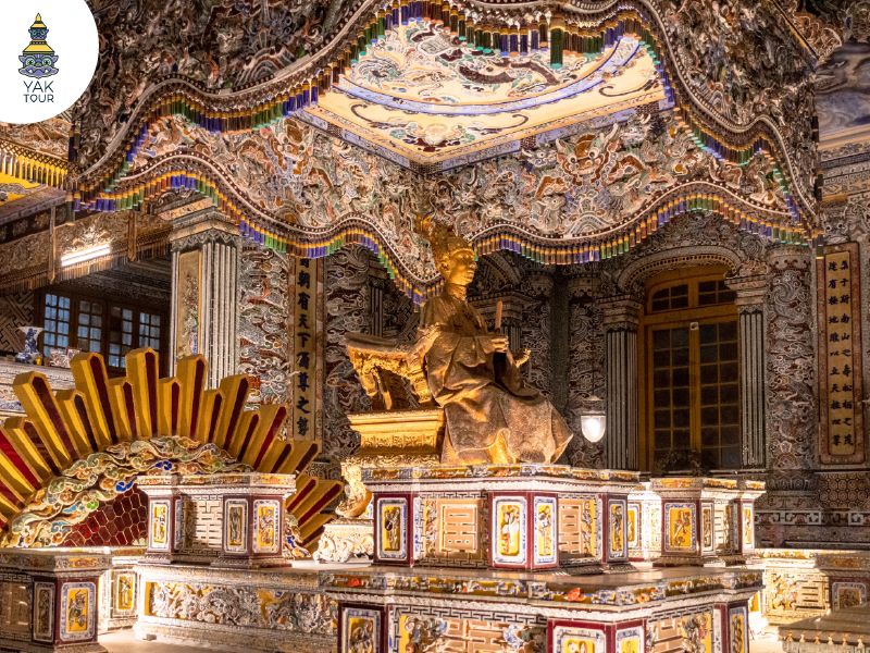 งานดีไซน์โมเสกแก้วและกระเบื้องสีสันวิจิตรตระการตาบนผนังและเพดานภายในห้องโถงหลักของสุสานจักรพรรดิ