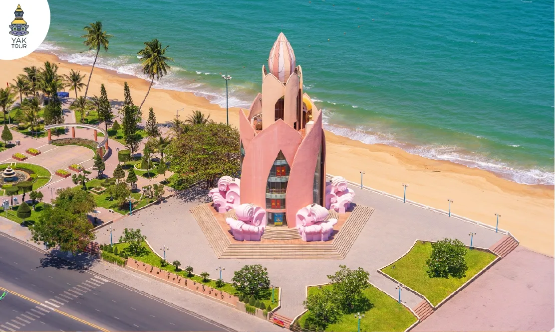 หอคอยจัตุรัส 2 เมษายน ทรงดอกบัวสีส้มริมหาดญาจางยามเย็น