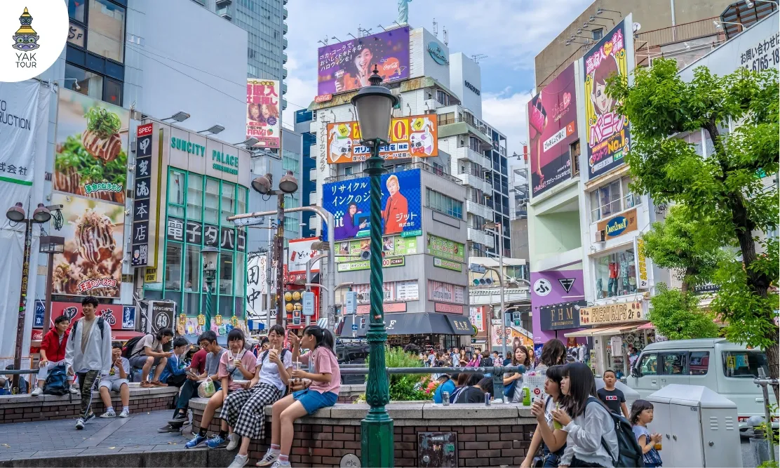 บรรยากาศลานกว้างศูนย์รวมวัยรุ่นในหมู่บ้านอเมริกัน อเมริกามูระ โอซาก้า