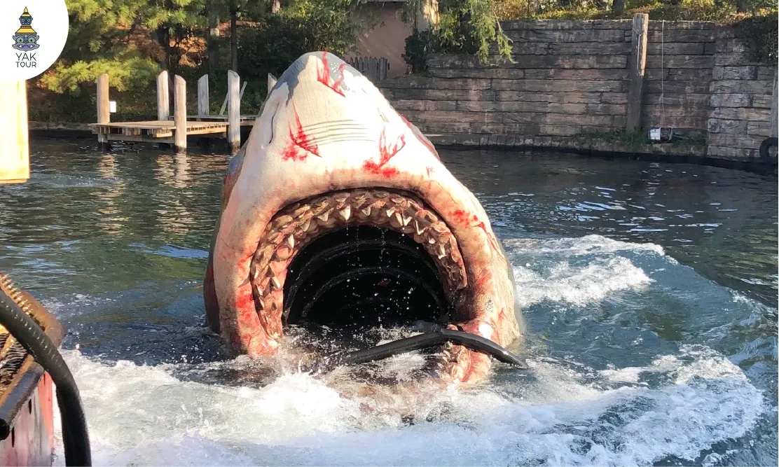 ฉากหุ่นฉลามยักษ์จากภาพยนตร์เรื่อง Jaws ในโซน Amity Village