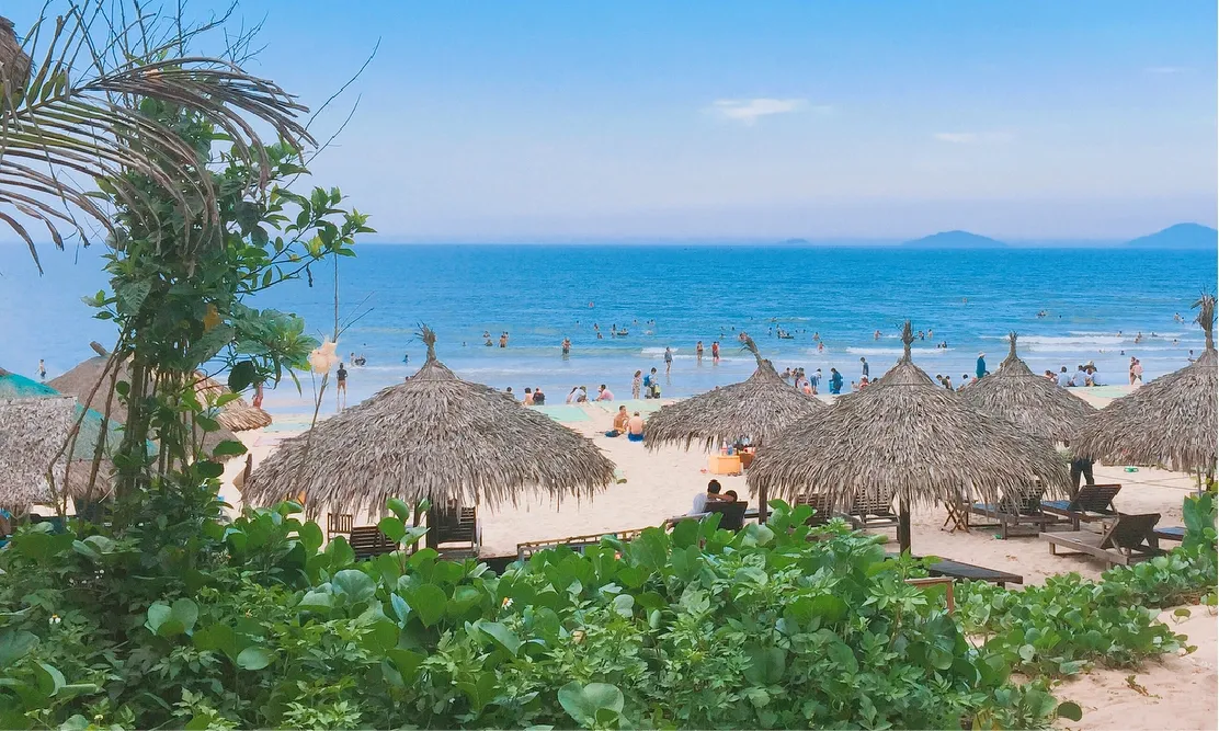 บรรยากาศริมหาดอันบาง (An Bang Beach) พร้อมร่มชายหาดทรงท้องถิ่นในฮอยอัน