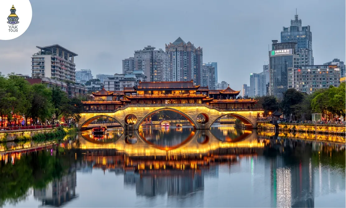 แสงไฟยามค่ำคืนสะท้อนน้ำที่สะพานโบราณอันชุนเหนือแม่น้ำจินเจียง