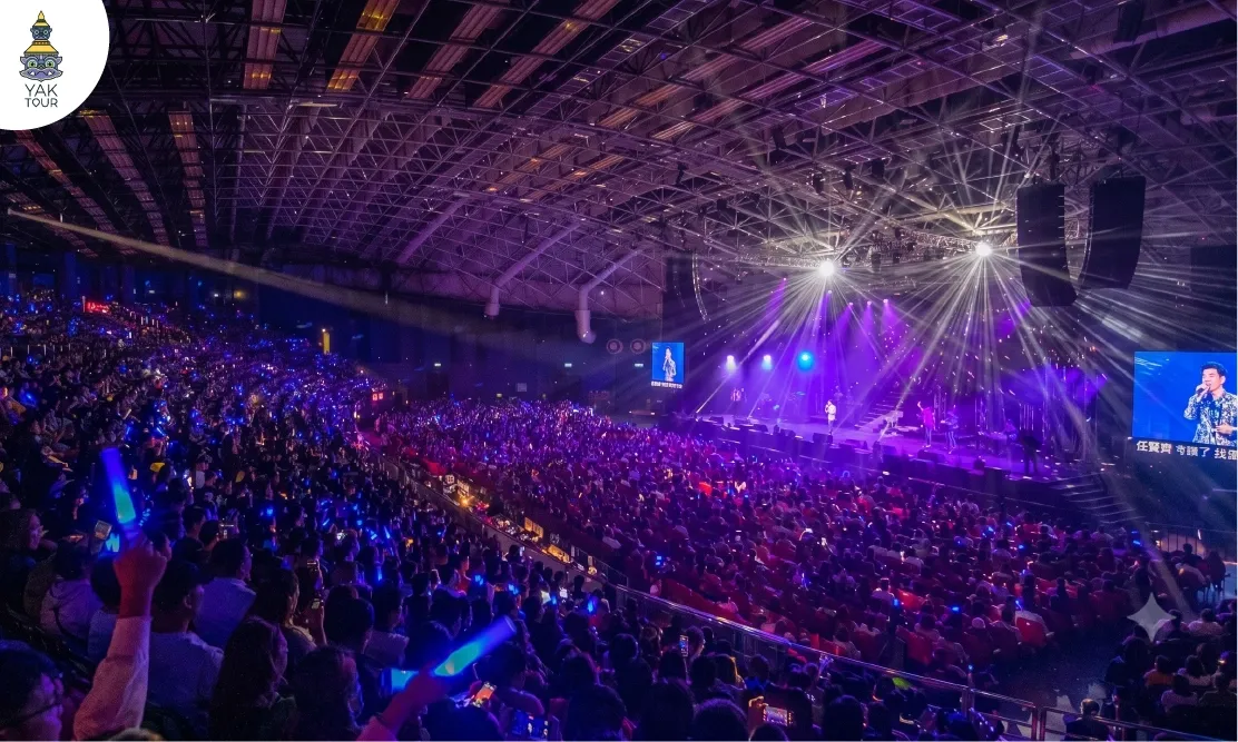 บรรยากาศผู้ชมเต็มอัฒจันทร์และแสงไฟคอนเสิร์ตสุดกระหึ่มภายใน อารีน่า ออฟ สตาร์ส