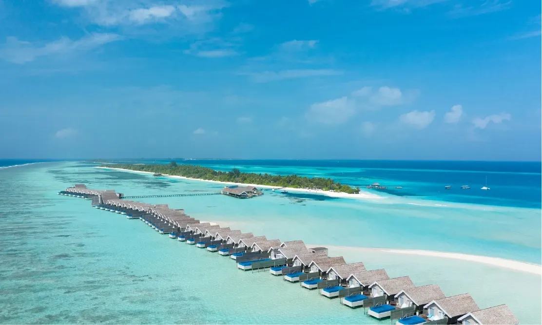 แนวบ้านพักกลางน้ำทอดยาวที่เกาะอาลิ อาโทลล์ (Ari Atoll) จุดชมฉลามวาฬยอดฮิต