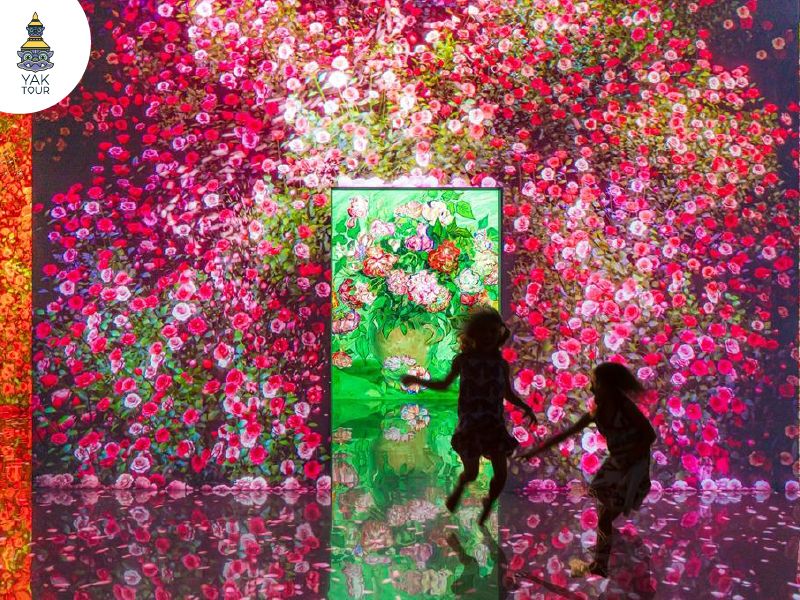 งานแสดงศิลปะดิจิทัลคอนเซปต์ Eternal Nature ภายใน Arte Museum Busan ที่แสดงภาพดอกไม้เคลื่อนไหวได้แบบเสมือนจริงรอบตัวผู้เข้าชม