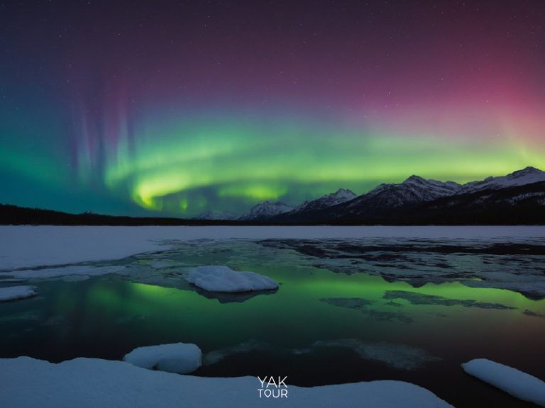 ความสวยงามของลำแสงสีเขียวและม่วงที่สะท้อนลงบนผิวน้ำทะเลอาร์กติกในช่วงต้นฤดูหนาว