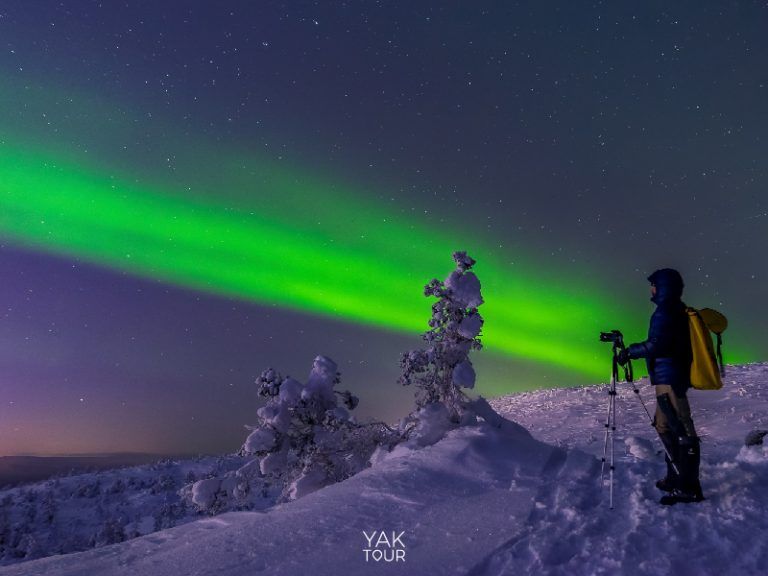 บรรยากาศการออกไปถ่ายภาพออโรร่า (Aurora) ท่ามกลางทุ่งหิมะและการแต่งกายกันหนาวแบบจัดเต็มเพื่อรอชมลำแสงเต้นรำบนท้องฟ้า