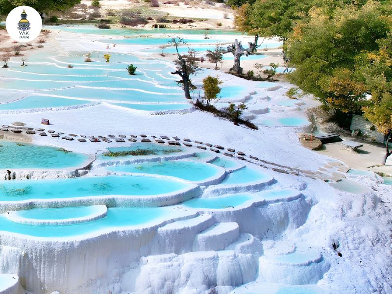 ไป๋สุ่ยไถ (Bai Shui Tai) ระเบียงธารน้ำขาว หินปูนสีขาวซ้อนชั้นคล้ายนาขั้นบันได มีน้ำสีฟ้าใสไหลผ่าน