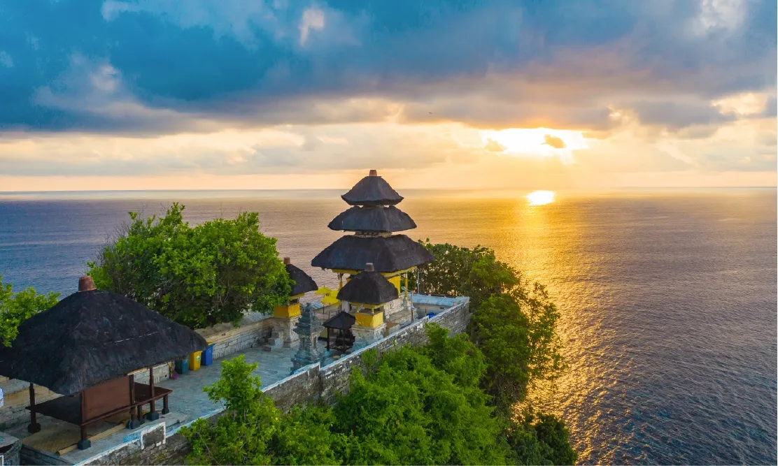 ชมพระอาทิตย์ตกริมหน้าผาที่วัดอูลูวาตู บาหลี อินโดนีเซีย