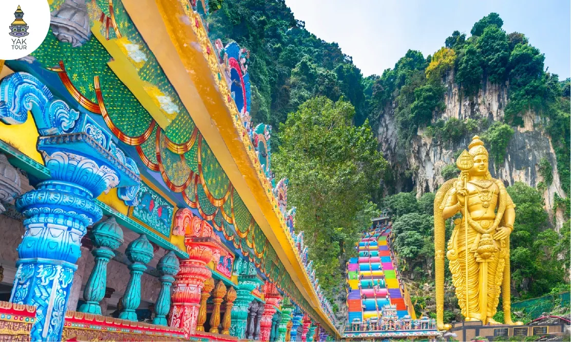 บันไดหลากสีและรูปปั้นพระขันธกุมารสีทอง ณ ถ้ำบาตู