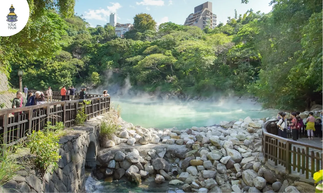 ไอน้ำร้อนลอยเหนือสระน้ำแร่สีฟ้าอมเขียวที่หุบเขาความร้อนเป่ยโถว