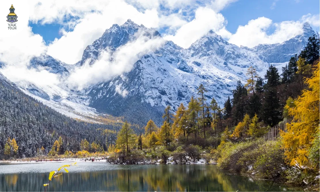 วิวทะเลสาบสะท้อนเงายอดเขาหิมะและใบไม้เปลี่ยนสีที่อุทยานแห่งชาติปี้เผิงโกว
