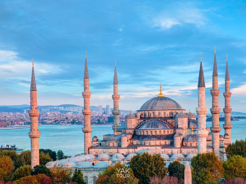 สุเหร่าสีน้ำเงิน (blue Mosque) มัสยิดออตโตมันโบราณที่มีโดมขนาดใหญ่และหอคอยสูง 6 ต้น ตั้งตระหง่านริมทะเล