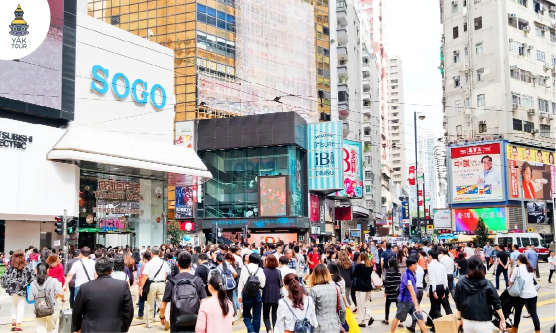 ห้าง SOGO ตึกขาวในตำนานและสี่แยกห้างสรรพสินค้าหนาแน่นย่านคอสเวย์เบย์ 