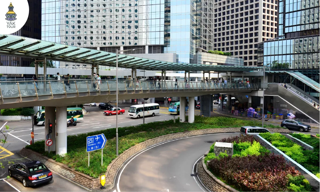 ทางเดินลอยฟ้าเชื่อมตึกหรูและห้าง ifc mall ริมอ่าววิคตอเรีย ย่านเซ็นทรัล (Central)